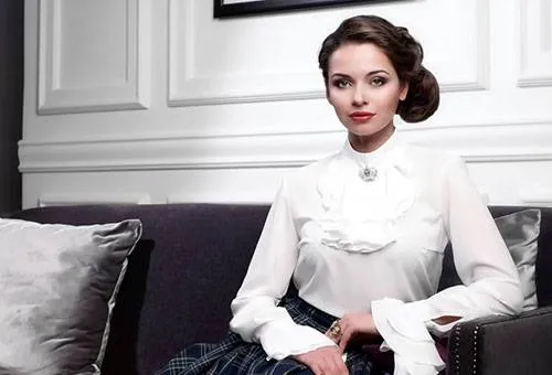 Девушка в белой синтетической блузке