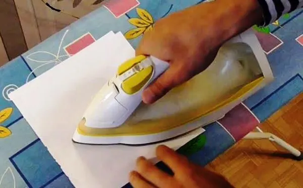 Удаление солярки с помощью утюга и бумаги