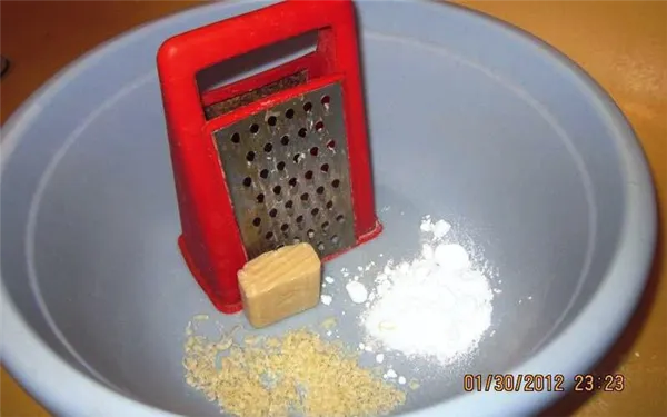 Смесь из соды, мыла и геля для мытья посуды