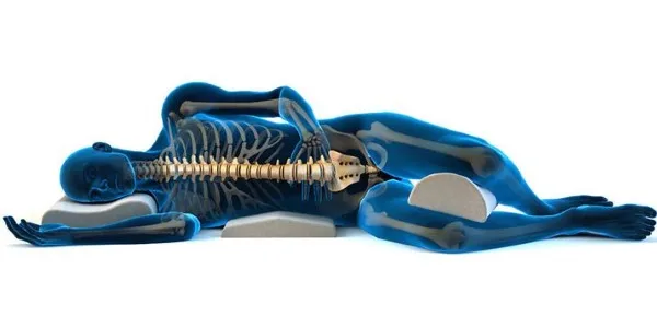 При межпозвоночной грыже необходимо разгрузить поясницу. Для этого ноги должны быть чуть выше всего тела