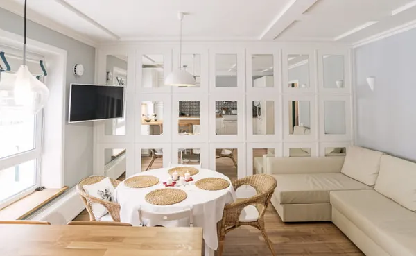 телевизор в углу в интерьере гостиной