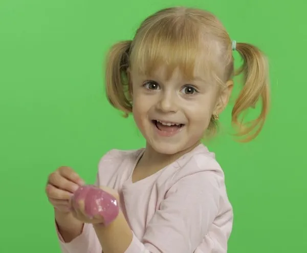 Слайм из туалетной бумаги с жидкостью для мытья посуды