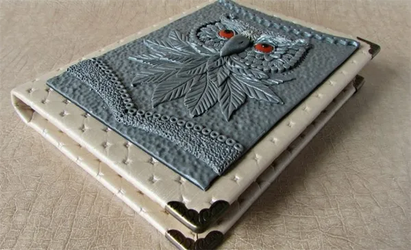 Как украсить блокнот? Как можно украшать внутри и снаружи своими руками? Красивое украшение обложки и первой страницы, примеры 