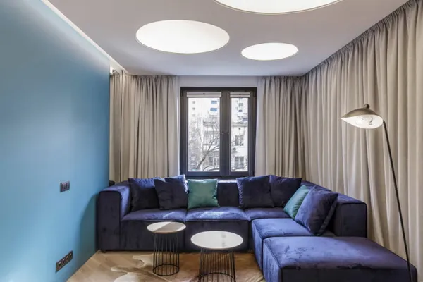 большой диван в квартире