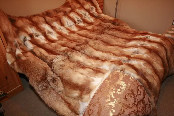 покрывало из лисьих шкур