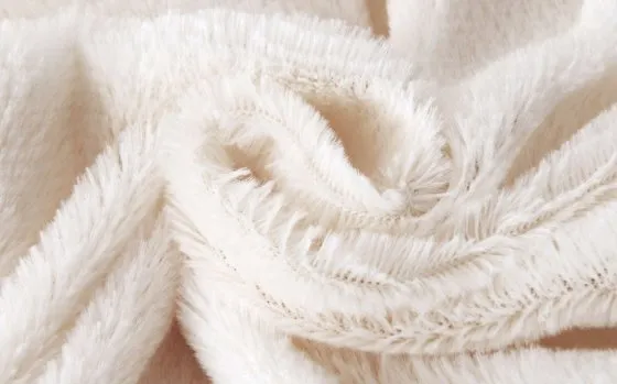 Как правильно стирать меховой плед, чтобы продлить сроки его службы