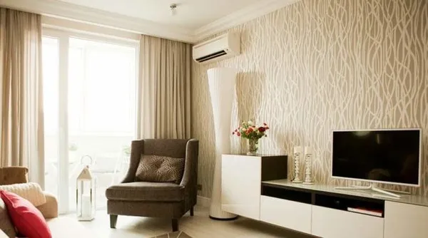 Светлая отделка в маленькой гостиной с невысокими потолками