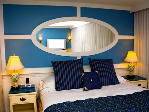 Зеркало над кроватью в спальне