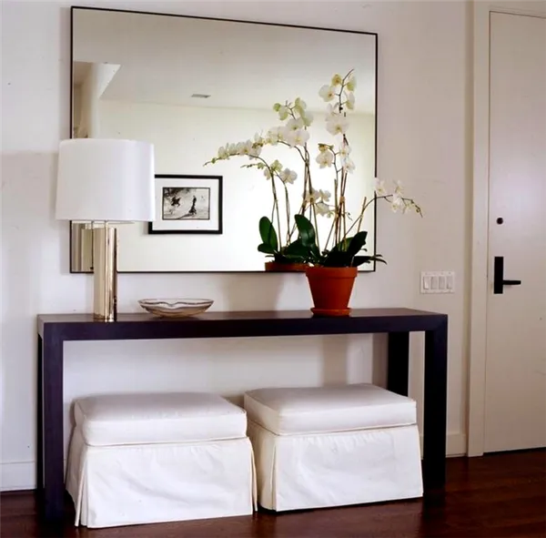 зеркало в спальне с отражением картины