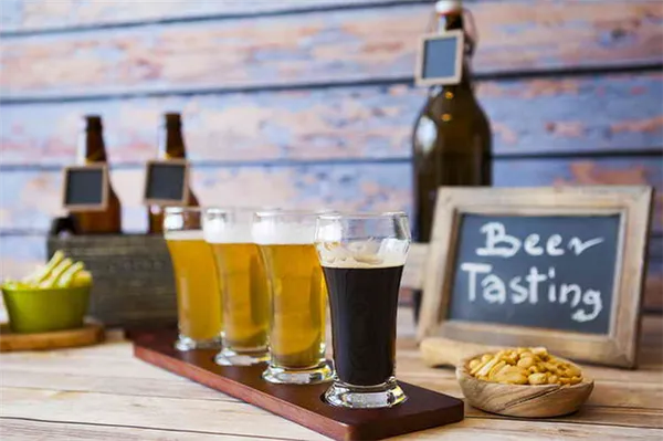 сервировка пива в бокале