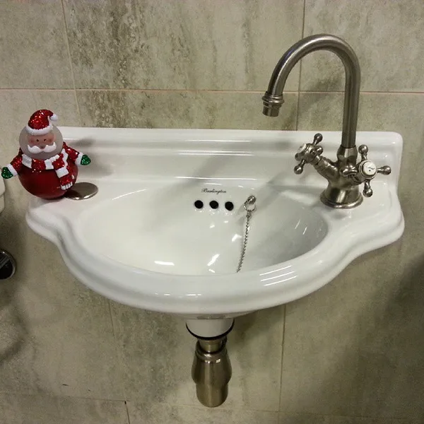 Компактная подвесная раковина для ванны