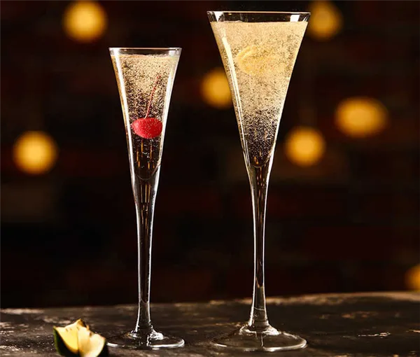 Бокал-флейту рекомендуется охладить перед розливом шампанского