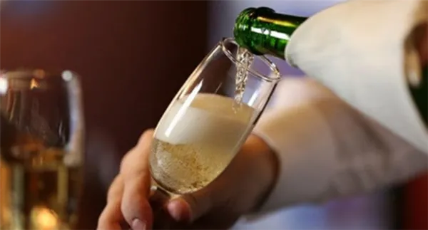 Возможно, наибольшей популярностью пользуются фужеры под шампанское из богемского стекла.