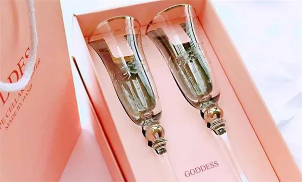 Конечно, классическим вариантом покупки будут хрустальные бокалы для шампанского.