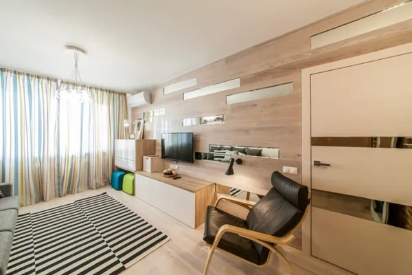 Интерьер с ламинатом на стенах