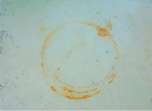 Грязные пятна на камне