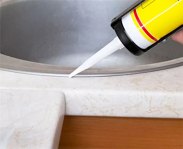 Промазывание стыка между мойкой и ЛДСП