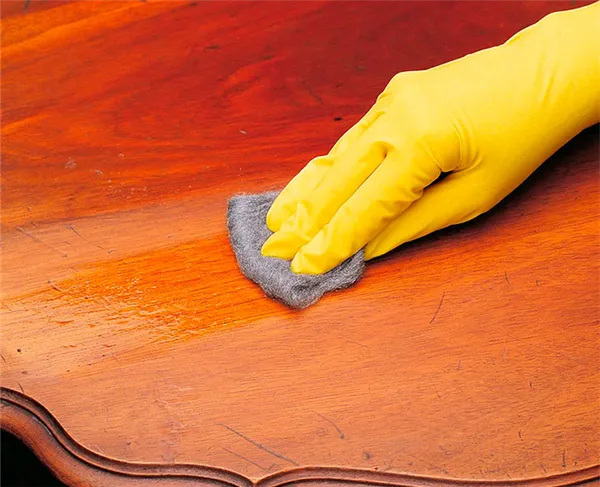 Поцарапанный массив древесины