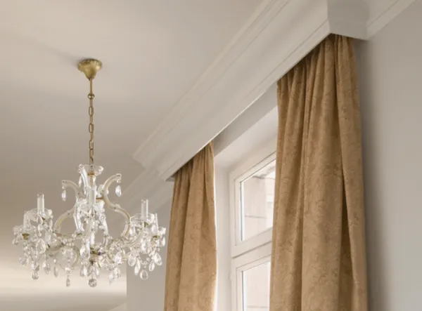 Карнизы для штор в спальню: фото в интерьере + секреты монтажа