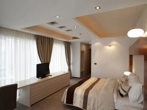 Карнизы для штор в спальню: фото в интерьере + секреты монтажа