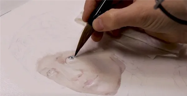 Художник Анна Иванова пишет каллиграфической кистью