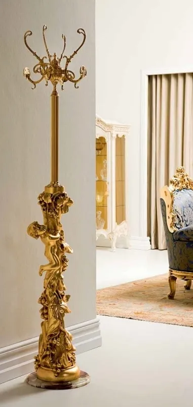 напольная вешалка в прихожей