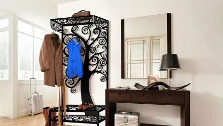 Кованые вешалки в прихожую: разновидности и советы по подбору