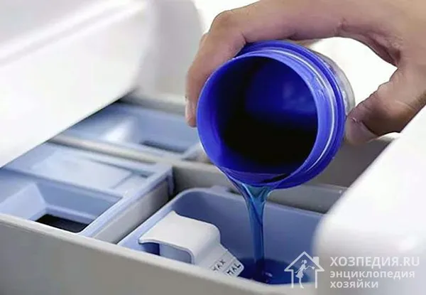 На фото изображена емкость для порошка в стиральной машине Bosch, которая имеет четыре отсека. Дополнительный отдел используется для пятновыводителя, отбеливателя и других жидких средств