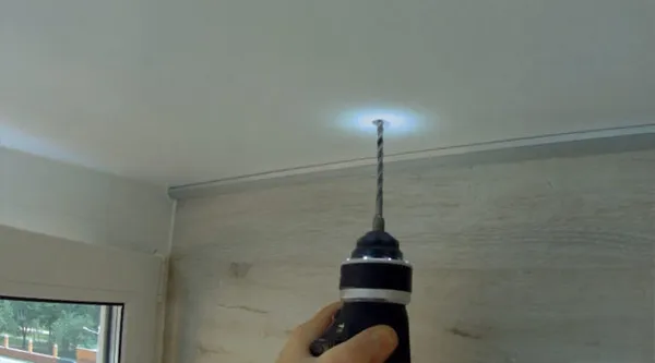 Сверлим потолок