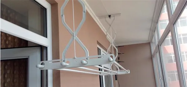 Фото потолочной балконной вешалки «Лиана» с ручным управлением