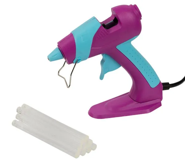 При нормальной ёмкости, клей будет поступать в достаточном количестве с нормальной скоростью. При этом можно не переживать о том, мощный аппарат или не очень