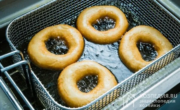 Если условия хранения были нарушены и тесто опало или слегка перебродило, из него не получится пышная выпечка. Используйте его для жарки во фритюре (например, для приготовления пирожков, пончиков и т. п.)