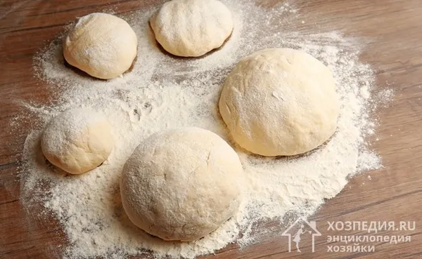 Для удобства использования тесто замораживают порционно, из расчета на разовое приготовление, так как повторной заморозке тесто не подвергается