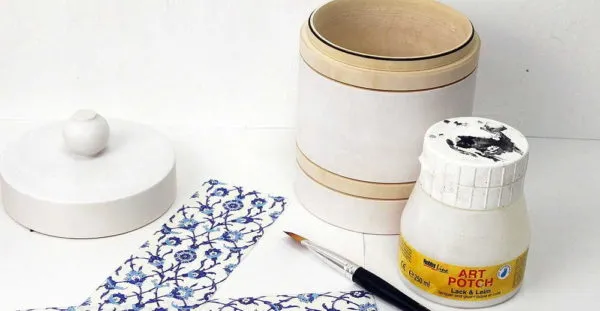 Основание доводится до идеального состояния, покрывается грунтом (если оно впитвающее) и красится белой акриловой краской