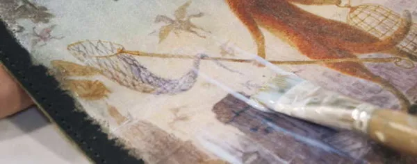 Чаще всего пользуются разведенным клеем ПВА