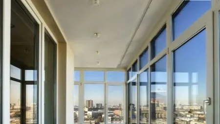 Натяжной потолок на балконе и лоджии: виды, плюсы и минусы