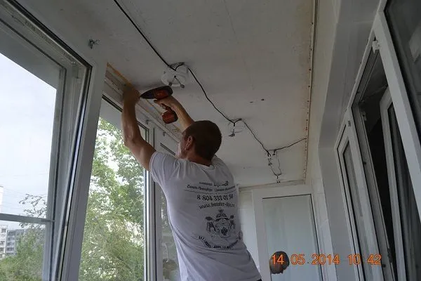 фото: монтаж натяжного потолка на балконе
