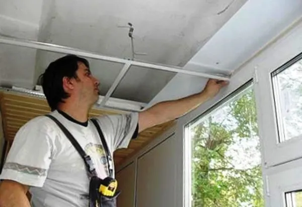 картинка монтаж потолка на балконе