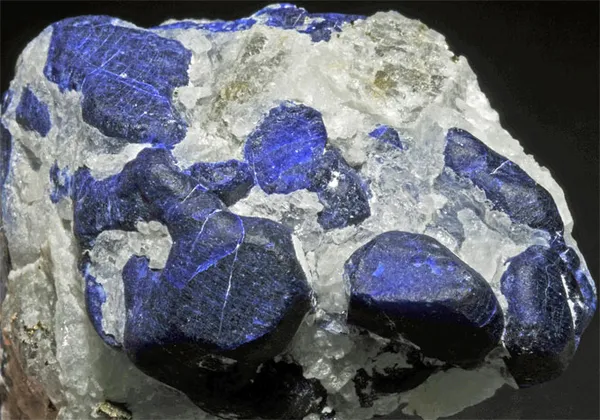 синий содалит