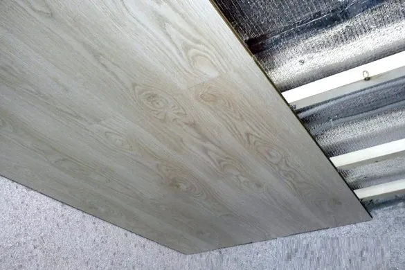 ламинат на потолок балкона