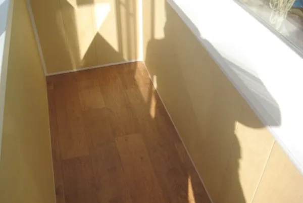 ламинат на балконе зимой