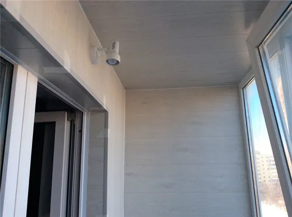 Ламинат на потолке балкона