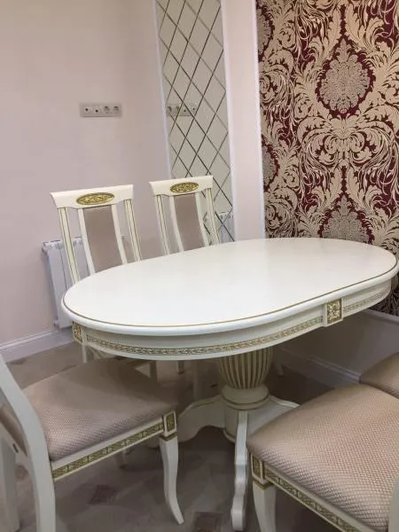 Овальные столы с раздвижным оснащением предлагают на порядок дороже обычных, но им отдают предпочтение из-за возможности увеличения посадочных мест.