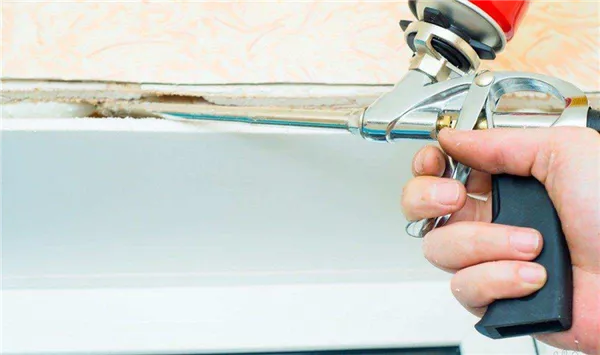 Чем отмыть монтажную пену с металлической двери – средства и методы воздействия. Чем оттереть монтажную пену с двери. 3