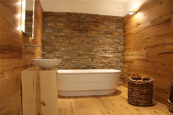 серая плитка под дерево