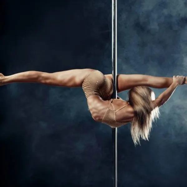 девушка на пилоне