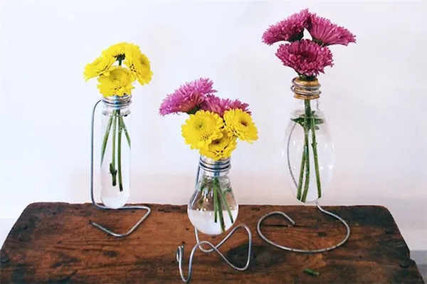 Делаем вазу из лампочек