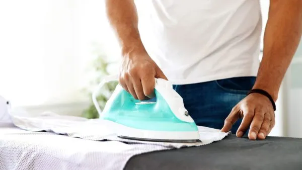Одежду гладить необходимо через ситец