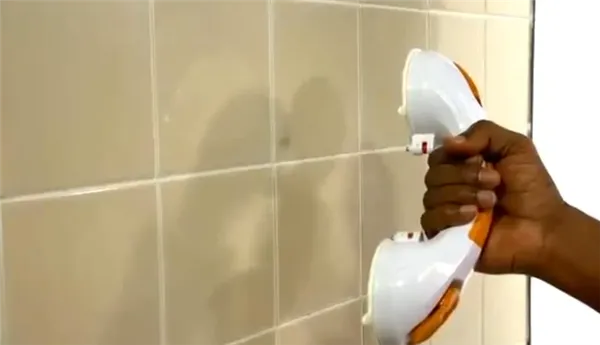 Поверхность стены должна быть сухой и чистой