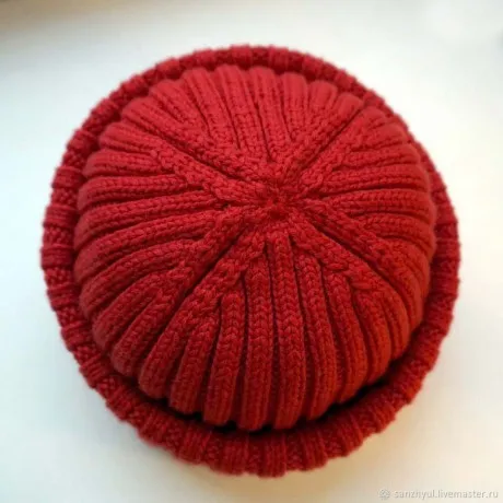 Вяжем шапку резинкой с небанальной макушкой и с отворотом